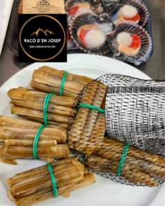 Restaurant Racó d'en Josep - Andorra la Vella Benvinguts al cor gastronòmic d'Andorra! Al Restaurant Racó d'en Josep, situat al Carrer Prat de la Creu núm. 93 al centre d'Andorra la Vella, trobareu un clàssic de la cuina tradicional catalana des del 2007. Aquest restaurant-bar és famós per la seva cuina de mercat, tapes espectaculars i producte fresc en un ambient acollidor amb múltiples espais per gaudir segons l'ocasió. Ambients únics per a cada moment 🏠 Saló interior (50 persones): Parets de pedra, tons càlids, estovalles de tela i un "fals finestral" amb vista a les valls pirinenques. 🍸 Barra: Perfecte per vermut, dinar o tapes ràpides. ☀️ 2 terrasses cobertes (obert tot l'any amb calefacció): Una per menjar, una per begudes. Accés per a discapacitats + TV Canal Gol per als fans de l'esport. Especialitats que defineixen el Racó d'en Josep 🥂 Tapes llegendàries ⭐ (Les millors d'Andorra) Musclos al vapor o marinera "Zamburiñas" fresques "Jamón ibérico" de bellota Croquetes de foie i boletus Anxoves prèmium Ventresca de tonyina amb oli i tomàquet Botifarra casolana Calamars a l'andalusa 🍲 Cuina de mercat i tradició Arrossos melosos i caldosos Paella de marisc espectacular Cargols a la llauna (clàssic andorrà) Almejas a la planxa Gambes i sepia frescos Carnes de qualitat prèmium Rigatoni amb pesto de ruca Corball a l'andorrana amb amanida de cabdell 🍰 Postres 100% casolanes Crema catalana cremada al moment Flan d'ou amb nata Tiramisú casolà Pastís de formatge amb xocolata blanca Flam de formatge amb panses Crema de Sant Josep tradicional Per què El Racó d'en Josep és especial? ✅ Producte fresc diari del mercat ✅ Cuina casolana de veritat ✅ Tapes generoses per compartir ✅ Servei ràpid i atent ✅ Relació qualitat-preu imbatible ✅ Gran menú del dia (dilluns-divendres) ✅ Excel·lent selecció de vins ✅ Capacitat per grups i reserves Dades de contacte 📍 C. Prat de la Creu, 93 - Andorra la Vella 📞 +376 390 878 🕒 Obert tot el dia (des de les 12 fins tard la nit) 🌐 Reserva la teva taula "Per mi, el millor restaurant de "tapeo" d'Andorra. Producte 10!" ⭐⭐⭐⭐ #RacoDenJosep #CuinaAndorrana #TapesAndorra #RestaurantAndorraLaVella #CuinaCasolana🦐✨ ELS CANYUTS I EL BON MARISC, AL RACÓ D’EN JOSEP ✨🦐 Al Racó d’en Josep celebrem el mar Mediterrani amb plats que parlen per si sols. Els nostres canyuts són una autèntica delícia: frescos, saborosos i cuinats amb aquell toc que els fa irresistibles. Una tapa que enamora des de la primera mossegada. I això és només el principi. T’oferim una selecció de marisc i peix fresc que arriba cada dia per garantir la màxima qualitat: textures perfectes, aromes netes i un sabor que et transporta directament a la costa del mar Mediterrani. Si vols gaudir d’una experiència marinera de veritat, aquest és el teu lloc. L’ambient, el producte i la cuina ho fan tot molt fàcil. 📞 Recorda reservar taula — així t’assegures un espai per gaudir com cal. 🔖#RacoDenJosep #MariscFresc #Canyuts #CuinaMediterrania #AndorraGastronomica