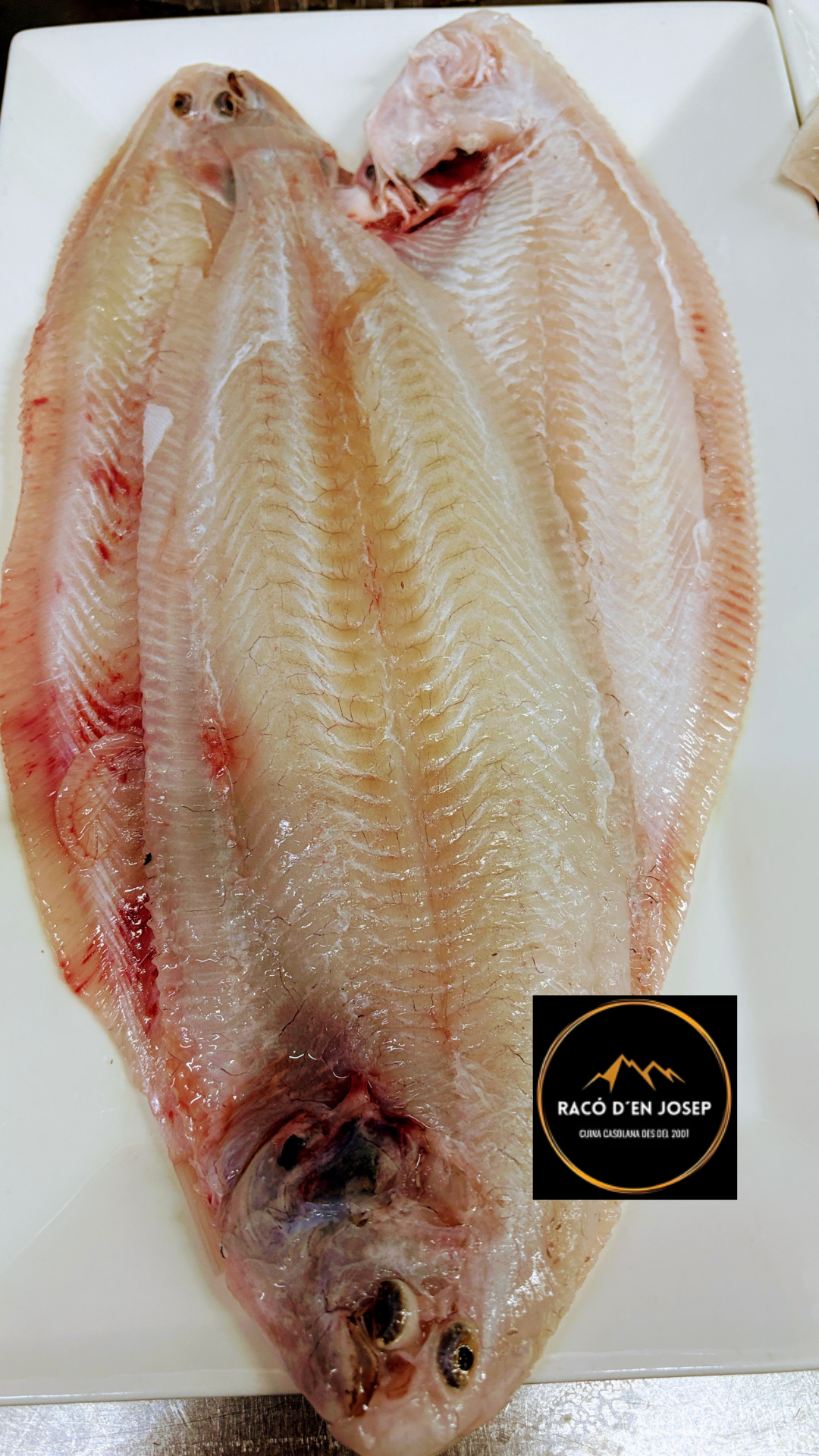 🐟✨ EL LLENGUADO DEL RACÓ D’EN JOSEP — QUALITAT DE COSTA, SABOR AUTÈNTIC ✨🐟 Al Racó d’en Josep ens agrada oferir producte fresc i de primera, i per això els nostres llenguados arriben segons mercat, ja que és un peix blanc de costa que no sempre es troba. Quan el tenim… és una autèntica joia. El llenguado de costa fresc és un peix d’excel·lent qualitat: Carn blanca, magra i ferma, amb un gust fi i delicat Baix en greixos i molt fàcil de digerir Ric en proteïnes d’alt valor biològic Font natural de iode, seleni i fòsfor, essencials per al benestar. Com saber que és fresc? Ulls vius i brillants, “ganyes o brànquies” vermelles i una olor suau a mar. El de costa és especialment valorat per la seva textura i sabor, molt superior al d’aqüicultura. És ideal per cuinar a la planxa, al forn o a la meunière, i és perfecte per a nens i persones amb digestions delicades, ja que no té espines grans i és molt suau. Quan el tenim disponible, és un plat que val molt la pena descobrir. Vine al Racó d’en Josep i gaudeix d’un peix tant noble com difícil de trobar. 🔖 Hashtags #RacoDenJosep #PeixFresc #LlenguadoDeCosta #GastronomiaAndorra #CuinaMediterrania