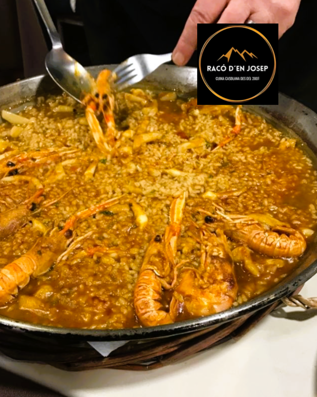 🥘✨ L’ARRÒS DE MARISC DEL RACÓ D’EN PEP — SABOR DE VERITAT ✨🥘 Al Racó d’en Pep cuinem l’arròs de marisc com s’ha fet sempre: amb paciència, producte fresc i un sofregit que és l’ànima del plat. El nostre arròs destaca pel peix i marisc de primera qualitat, seleccionat segons mercat per garantir sabor, textura i autenticitat en cada cullerada. El sofregit, fet a foc lent amb ingredients de proximitat, aporta aquell gust profund i casolà que només s’aconsegueix amb temps i dedicació. La cocció precisa i la matèria primera excel·lent fan que cada arròs sigui una experiència que val la pena repetir. Si busques un arròs de marisc fet com cal… aquí el trobaràs. 🔖 #RacoDenPep #ArrosDeMarisc #CuinaDeProximitat #SofregitTradicional #GastronomiaAndorra