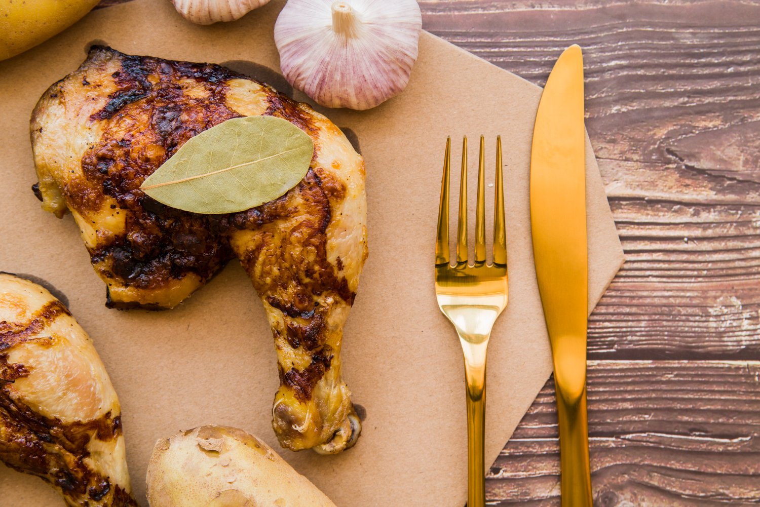 🔥🍽️ Al Racó d’en Josep, la brasa és la nostra essència!   Si t’agrada el sabor autèntic de la cuina feta amb temps i foc, aquí hi trobaràs el teu racó preferit. Els caps de setmana pots emportar-te a casa el nostre pollastre a la brasa, tendre, sucós i amb aquell punt fumat que només s’aconsegueix amb brasa de veritat. Ideal per compartir en família o amb amics. I si vols gaudir al restaurant, tenim molt més per sorprendre’t: 🦪 Navalles a la planxa ben obertes i saboroses 🐚 Canyuts del Delta de l’Ebre, un mos mariner irresistible 🍤 Gambes fresques a la planxa, plenes de sabor 🍗 Potes de perdiu a la brasa amb patates palla, un clàssic que enamora Cuina honesta, producte de qualitat i el gust tradicional de sempre. Nosaltres només cuinem bé, no inventem. Vine a gaudir-ho… o emporta-t’ho a casa! #RacoDenJosep #CarnsABrasa #CuinaDeMercat #AndorraGastronomica #MenjarPerEmportar