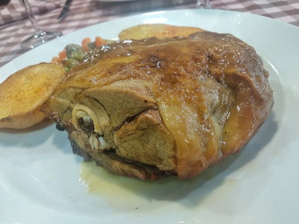 Al Racó d’en Josep celebrem la cuina casolana amb producte prèmium i sabor autèntic.   La nostra carta combina plats tradicionals amb ingredients de primera qualitat: angules, marisc de les millors llotges, carns madurades i elaboracions fetes com abans, amb paciència i respecte pel producte. Però al nostre restaurant no hi falten tampoc les tapes que enamoren: tripes, pedrers, calamars i moltes altres propostes que formen part de la nostra identitat. Tot això, sempre amb preus molt equilibrats, perquè menjar bé ha de ser accessible. El nostre menú del dia és un dels més valorats d’Andorra la Vella: plats de carta a preu de menú, amb opcions variades i generoses que canvien segons el mercat i la temporada. Tot plegat ens converteix en un dels restaurants més populars d’Andorra la Vella, un lloc on la cuina casolana, el bon producte i el tracte proper són la nostra manera d’entendre la gastronomia. T’esperem per gaudir d’un bon àpat com cal. #RacóDenJosep #CuinaCasolana #ProductePremium #GastronomiaAndorra #MenúDelDia