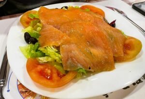 Restaurant Racó d'en Josep - Andorra la Vella Benvinguts al cor gastronòmic d'Andorra! Al Restaurant Racó d'en Josep, situat al Carrer Prat de la Creu núm. 93 al centre d'Andorra la Vella, trobareu un clàssic de la cuina tradicional catalana des del 2007. Aquest restaurant-bar és famós per la seva cuina de mercat, tapes espectaculars i producte fresc en un ambient acollidor amb múltiples espais per gaudir segons l'ocasió. Ambients únics per a cada moment 🏠 Saló interior (50 persones): Parets de pedra, tons càlids, estovalles de tela i un "fals finestral" amb vista a les valls pirinenques. 🍸 Barra: Perfecte per vermut, dinar o tapes ràpides. ☀️ 2 terrasses cobertes (obert tot l'any amb calefacció): Una per menjar, una per begudes. Accés per a discapacitats + TV Canal Gol per als fans de l'esport. Especialitats que defineixen el Racó d'en Josep 🥂 Tapes llegendàries ⭐ (Les millors d'Andorra) Musclos al vapor o marinera "Zamburiñas" fresques "Jamón ibérico" de bellota Croquetes de foie i boletus Anxoves prèmium Ventresca de tonyina amb oli i tomàquet Botifarra casolana Calamars a l'andalusa 🍲 Cuina de mercat i tradició Arrossos melosos i caldosos Paella de marisc espectacular Cargols a la llauna (clàssic andorrà) Almejas a la planxa Gambes i sepia frescos Carnes de qualitat prèmium Rigatoni amb pesto de ruca Corball a l'andorrana amb amanida de cabdell 🍰 Postres 100% casolanes Crema catalana cremada al moment Flan d'ou amb nata Tiramisú casolà Pastís de formatge amb xocolata blanca Flam de formatge amb panses Crema de Sant Josep tradicional Per què El Racó d'en Josep és especial? ✅ Producte fresc diari del mercat ✅ Cuina casolana de veritat ✅ Tapes generoses per compartir ✅ Servei ràpid i atent ✅ Relació qualitat-preu imbatible ✅ Gran menú del dia (dilluns-divendres) ✅ Excel·lent selecció de vins ✅ Capacitat per grups i reserves Dades de contacte 📍 C. Prat de la Creu, 93 - Andorra la Vella 📞 +376 390 878 🕒 Obert tot el dia (des de les 12 fins tard la nit) 🌐 Reserva la teva taula "Per mi, el millor restaurant de "tapeo" d'Andorra. Producte 10!" ⭐⭐⭐⭐ #RacoDenJosep #CuinaAndorrana #TapesAndorra #RestaurantAndorraLaVella #CuinaCasolana