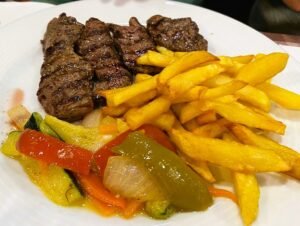 Restaurant Racó d'en Josep - Andorra la Vella Benvinguts al cor gastronòmic d'Andorra! Al Restaurant Racó d'en Josep, situat al Carrer Prat de la Creu núm. 93 al centre d'Andorra la Vella, trobareu un clàssic de la cuina tradicional catalana des del 2007. Aquest restaurant-bar és famós per la seva cuina de mercat, tapes espectaculars i producte fresc en un ambient acollidor amb múltiples espais per gaudir segons l'ocasió. Ambients únics per a cada moment 🏠 Saló interior (50 persones): Parets de pedra, tons càlids, estovalles de tela i un "fals finestral" amb vista a les valls pirinenques. 🍸 Barra: Perfecte per vermut, dinar o tapes ràpides. ☀️ 2 terrasses cobertes (obert tot l'any amb calefacció): Una per menjar, una per begudes. Accés per a discapacitats + TV Canal Gol per als fans de l'esport. Especialitats que defineixen el Racó d'en Josep 🥂 Tapes llegendàries ⭐ (Les millors d'Andorra) Musclos al vapor o marinera "Zamburiñas" fresques "Jamón ibérico" de bellota Croquetes de foie i boletus Anxoves prèmium Ventresca de tonyina amb oli i tomàquet Botifarra casolana Calamars a l'andalusa 🍲 Cuina de mercat i tradició Arrossos melosos i caldosos Paella de marisc espectacular Cargols a la llauna (clàssic andorrà) Almejas a la planxa Gambes i sepia frescos Carnes de qualitat prèmium Rigatoni amb pesto de ruca Corball a l'andorrana amb amanida de cabdell 🍰 Postres 100% casolanes Crema catalana cremada al moment Flan d'ou amb nata Tiramisú casolà Pastís de formatge amb xocolata blanca Flam de formatge amb panses Crema de Sant Josep tradicional Per què El Racó d'en Josep és especial? ✅ Producte fresc diari del mercat ✅ Cuina casolana de veritat ✅ Tapes generoses per compartir ✅ Servei ràpid i atent ✅ Relació qualitat-preu imbatible ✅ Gran menú del dia (dilluns-divendres) ✅ Excel·lent selecció de vins ✅ Capacitat per grups i reserves Dades de contacte 📍 C. Prat de la Creu, 93 - Andorra la Vella 📞 +376 390 878 🕒 Obert tot el dia (des de les 12 fins tard la nit) 🌐 Reserva la teva taula "Per mi, el millor restaurant de "tapeo" d'Andorra. Producte 10!" ⭐⭐⭐⭐ #RacoDenJosep #CuinaAndorrana #TapesAndorra #RestaurantAndorraLaVella #CuinaCasolana