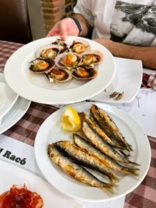 Restaurant Racó d'en Josep - Andorra la Vella Benvinguts al cor gastronòmic d'Andorra! Al Restaurant Racó d'en Josep, situat al Carrer Prat de la Creu núm. 93 al centre d'Andorra la Vella, trobareu un clàssic de la cuina tradicional catalana des del 2007. Aquest restaurant-bar és famós per la seva cuina de mercat, tapes espectaculars i producte fresc en un ambient acollidor amb múltiples espais per gaudir segons l'ocasió. Ambients únics per a cada moment 🏠 Saló interior (50 persones): Parets de pedra, tons càlids, estovalles de tela i un "fals finestral" amb vista a les valls pirinenques. 🍸 Barra: Perfecte per vermut, dinar o tapes ràpides. ☀️ 2 terrasses cobertes (obert tot l'any amb calefacció): Una per menjar, una per begudes. Accés per a discapacitats + TV Canal Gol per als fans de l'esport. Especialitats que defineixen el Racó d'en Josep 🥂 Tapes llegendàries ⭐ (Les millors d'Andorra) Musclos al vapor o marinera "Zamburiñas" fresques "Jamón ibérico" de bellota Croquetes de foie i boletus Anxoves prèmium Ventresca de tonyina amb oli i tomàquet Botifarra casolana Calamars a l'andalusa 🍲 Cuina de mercat i tradició Arrossos melosos i caldosos Paella de marisc espectacular Cargols a la llauna (clàssic andorrà) Almejas a la planxa Gambes i sepia frescos Carnes de qualitat prèmium Rigatoni amb pesto de ruca Corball a l'andorrana amb amanida de cabdell 🍰 Postres 100% casolanes Crema catalana cremada al moment Flan d'ou amb nata Tiramisú casolà Pastís de formatge amb xocolata blanca Flam de formatge amb panses Crema de Sant Josep tradicional Per què El Racó d'en Josep és especial? ✅ Producte fresc diari del mercat ✅ Cuina casolana de veritat ✅ Tapes generoses per compartir ✅ Servei ràpid i atent ✅ Relació qualitat-preu imbatible ✅ Gran menú del dia (dilluns-divendres) ✅ Excel·lent selecció de vins ✅ Capacitat per grups i reserves Dades de contacte 📍 C. Prat de la Creu, 93 - Andorra la Vella 📞 +376 390 878 🕒 Obert tot el dia (des de les 12 fins tard la nit) 🌐 Reserva la teva taula "Per mi, el millor restaurant de "tapeo" d'Andorra. Producte 10!" ⭐⭐⭐⭐ #RacoDenJosep #CuinaAndorrana #TapesAndorra #RestaurantAndorraLaVella #CuinaCasolana