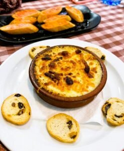 Restaurant Racó d'en Josep - Andorra la Vella Benvinguts al cor gastronòmic d'Andorra! Al Restaurant Racó d'en Josep, situat al Carrer Prat de la Creu núm. 93 al centre d'Andorra la Vella, trobareu un clàssic de la cuina tradicional catalana des del 2007. Aquest restaurant-bar és famós per la seva cuina de mercat, tapes espectaculars i producte fresc en un ambient acollidor amb múltiples espais per gaudir segons l'ocasió. Ambients únics per a cada moment 🏠 Saló interior (50 persones): Parets de pedra, tons càlids, estovalles de tela i un "fals finestral" amb vista a les valls pirinenques. 🍸 Barra: Perfecte per vermut, dinar o tapes ràpides. ☀️ 2 terrasses cobertes (obert tot l'any amb calefacció): Una per menjar, una per begudes. Accés per a discapacitats + TV Canal Gol per als fans de l'esport. Especialitats que defineixen el Racó d'en Josep 🥂 Tapes llegendàries ⭐ (Les millors d'Andorra) Musclos al vapor o marinera "Zamburiñas" fresques "Jamón ibérico" de bellota Croquetes de foie i boletus Anxoves prèmium Ventresca de tonyina amb oli i tomàquet Botifarra casolana Calamars a l'andalusa 🍲 Cuina de mercat i tradició Arrossos melosos i caldosos Paella de marisc espectacular Cargols a la llauna (clàssic andorrà) Almejas a la planxa Gambes i sepia frescos Carnes de qualitat prèmium Rigatoni amb pesto de ruca Corball a l'andorrana amb amanida de cabdell 🍰 Postres 100% casolanes Crema catalana cremada al moment Flan d'ou amb nata Tiramisú casolà Pastís de formatge amb xocolata blanca Flam de formatge amb panses Crema de Sant Josep tradicional Per què El Racó d'en Josep és especial? ✅ Producte fresc diari del mercat ✅ Cuina casolana de veritat ✅ Tapes generoses per compartir ✅ Servei ràpid i atent ✅ Relació qualitat-preu imbatible ✅ Gran menú del dia (dilluns-divendres) ✅ Excel·lent selecció de vins ✅ Capacitat per grups i reserves Dades de contacte 📍 C. Prat de la Creu, 93 - Andorra la Vella 📞 +376 390 878 🕒 Obert tot el dia (des de les 12 fins tard la nit) 🌐 Reserva la teva taula "Per mi, el millor restaurant de "tapeo" d'Andorra. Producte 10!" ⭐⭐⭐⭐ #RacoDenJosep #CuinaAndorrana #TapesAndorra #RestaurantAndorraLaVella #CuinaCasolana🫒✨ Al Racó d’en Josep les tapes tenen aquell encant que només s’aconsegueix amb producte bo i una cuina feta amb dedicació. Tenim una varietat per a tots els gustos: des dels clàssics de sempre fins a propostes més especials per compartir amb calma i bona companyia. No ens hem d’oblidar dels peixos de la mar Mediterrània i els mariscs frescos. També disposem de molts plats de cullera i forquilla. I d’exquisides carns prèmium. I per maridar-les, res millor que el nostre celler, amb una selecció de vins pensada perquè tothom hi trobi el seu preferit. Bones referències, qualitat i preus molt competitius perquè gaudir d’un bon vi sigui sempre un plaer assequible. Vine a fer un tastet i deixa’t sorprendre. #RacoDenJosep #TapesAndorra #CellerDeVins #CuinaDeSempre #AndorraGastronomica