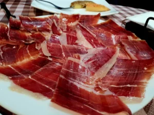 Restaurant Racó d'en Josep - Andorra la Vella Benvinguts al cor gastronòmic d'Andorra! Al Restaurant Racó d'en Josep, situat al Carrer Prat de la Creu núm. 93 al centre d'Andorra la Vella, trobareu un clàssic de la cuina tradicional catalana des del 2007. Aquest restaurant-bar és famós per la seva cuina de mercat, tapes espectaculars i producte fresc en un ambient acollidor amb múltiples espais per gaudir segons l'ocasió. Ambients únics per a cada moment 🏠 Saló interior (50 persones): Parets de pedra, tons càlids, estovalles de tela i un "fals finestral" amb vista a les valls pirinenques. 🍸 Barra: Perfecte per vermut, dinar o tapes ràpides. ☀️ 2 terrasses cobertes (obert tot l'any amb calefacció): Una per menjar, una per begudes. Accés per a discapacitats + TV Canal Gol per als fans de l'esport. Especialitats que defineixen el Racó d'en Josep 🥂 Tapes llegendàries ⭐ (Les millors d'Andorra) Musclos al vapor o marinera "Zamburiñas" fresques "Jamón ibérico" de bellota Croquetes de foie i boletus Anxoves prèmium Ventresca de tonyina amb oli i tomàquet Botifarra casolana Calamars a l'andalusa 🍲 Cuina de mercat i tradició Arrossos melosos i caldosos Paella de marisc espectacular Cargols a la llauna (clàssic andorrà) Almejas a la planxa Gambes i sepia frescos Carnes de qualitat prèmium Rigatoni amb pesto de ruca Corball a l'andorrana amb amanida de cabdell 🍰 Postres 100% casolanes Crema catalana cremada al moment Flan d'ou amb nata Tiramisú casolà Pastís de formatge amb xocolata blanca Flam de formatge amb panses Crema de Sant Josep tradicional Per què El Racó d'en Josep és especial? ✅ Producte fresc diari del mercat ✅ Cuina casolana de veritat ✅ Tapes generoses per compartir ✅ Servei ràpid i atent ✅ Relació qualitat-preu imbatible ✅ Gran menú del dia (dilluns-divendres) ✅ Excel·lent selecció de vins ✅ Capacitat per grups i reserves Dades de contacte 📍 C. Prat de la Creu, 93 - Andorra la Vella 📞 +376 390 878 🕒 Obert tot el dia (des de les 12 fins tard la nit) 🌐 Reserva la teva taula "Per mi, el millor restaurant de "tapeo" d'Andorra. Producte 10!" ⭐⭐⭐⭐ #RacoDenJosep #CuinaAndorrana #TapesAndorra #RestaurantAndorraLaVella #CuinaCasolana