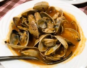 Restaurant Racó d'en Josep - Andorra la Vella Benvinguts al cor gastronòmic d'Andorra! Al Restaurant Racó d'en Josep, situat al Carrer Prat de la Creu núm. 93 al centre d'Andorra la Vella, trobareu un clàssic de la cuina tradicional catalana des del 2007. Aquest restaurant-bar és famós per la seva cuina de mercat, tapes espectaculars i producte fresc en un ambient acollidor amb múltiples espais per gaudir segons l'ocasió. Ambients únics per a cada moment 🏠 Saló interior (50 persones): Parets de pedra, tons càlids, estovalles de tela i un "fals finestral" amb vista a les valls pirinenques. 🍸 Barra: Perfecte per vermut, dinar o tapes ràpides. ☀️ 2 terrasses cobertes (obert tot l'any amb calefacció): Una per menjar, una per begudes. Accés per a discapacitats + TV Canal Gol per als fans de l'esport. Especialitats que defineixen el Racó d'en Josep 🥂 Tapes llegendàries ⭐ (Les millors d'Andorra) Musclos al vapor o marinera "Zamburiñas" fresques "Jamón ibérico" de bellota Croquetes de foie i boletus Anxoves prèmium Ventresca de tonyina amb oli i tomàquet Botifarra casolana Calamars a l'andalusa 🍲 Cuina de mercat i tradició Arrossos melosos i caldosos Paella de marisc espectacular Cargols a la llauna (clàssic andorrà) Almejas a la planxa Gambes i sepia frescos Carnes de qualitat prèmium Rigatoni amb pesto de ruca Corball a l'andorrana amb amanida de cabdell 🍰 Postres 100% casolanes Crema catalana cremada al moment Flan d'ou amb nata Tiramisú casolà Pastís de formatge amb xocolata blanca Flam de formatge amb panses Crema de Sant Josep tradicional Per què El Racó d'en Josep és especial? ✅ Producte fresc diari del mercat ✅ Cuina casolana de veritat ✅ Tapes generoses per compartir ✅ Servei ràpid i atent ✅ Relació qualitat-preu imbatible ✅ Gran menú del dia (dilluns-divendres) ✅ Excel·lent selecció de vins ✅ Capacitat per grups i reserves Dades de contacte 📍 C. Prat de la Creu, 93 - Andorra la Vella 📞 +376 390 878 🕒 Obert tot el dia (des de les 12 fins tard la nit) 🌐 Reserva la teva taula "Per mi, el millor restaurant de "tapeo" d'Andorra. Producte 10!" ⭐⭐⭐⭐ #RacoDenJosep #CuinaAndorrana #TapesAndorra #RestaurantAndorraLaVella #CuinaCasolana