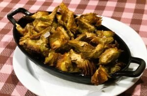 Restaurant Racó d'en Josep - Andorra la Vella Benvinguts al cor gastronòmic d'Andorra! Al Restaurant Racó d'en Josep, situat al Carrer Prat de la Creu núm. 93 al centre d'Andorra la Vella, trobareu un clàssic de la cuina tradicional catalana des del 2007. Aquest restaurant-bar és famós per la seva cuina de mercat, tapes espectaculars i producte fresc en un ambient acollidor amb múltiples espais per gaudir segons l'ocasió. Ambients únics per a cada moment 🏠 Saló interior (50 persones): Parets de pedra, tons càlids, estovalles de tela i un "fals finestral" amb vista a les valls pirinenques. 🍸 Barra: Perfecte per vermut, dinar o tapes ràpides. ☀️ 2 terrasses cobertes (obert tot l'any amb calefacció): Una per menjar, una per begudes. Accés per a discapacitats + TV Canal Gol per als fans de l'esport. Especialitats que defineixen el Racó d'en Josep 🥂 Tapes llegendàries ⭐ (Les millors d'Andorra) Musclos al vapor o marinera "Zamburiñas" fresques "Jamón ibérico" de bellota Croquetes de foie i boletus Anxoves prèmium Ventresca de tonyina amb oli i tomàquet Botifarra casolana Calamars a l'andalusa 🍲 Cuina de mercat i tradició Arrossos melosos i caldosos Paella de marisc espectacular Cargols a la llauna (clàssic andorrà) Almejas a la planxa Gambes i sepia frescos Carnes de qualitat prèmium Rigatoni amb pesto de ruca Corball a l'andorrana amb amanida de cabdell 🍰 Postres 100% casolanes Crema catalana cremada al moment Flan d'ou amb nata Tiramisú casolà Pastís de formatge amb xocolata blanca Flam de formatge amb panses Crema de Sant Josep tradicional Per què El Racó d'en Josep és especial? ✅ Producte fresc diari del mercat ✅ Cuina casolana de veritat ✅ Tapes generoses per compartir ✅ Servei ràpid i atent ✅ Relació qualitat-preu imbatible ✅ Gran menú del dia (dilluns-divendres) ✅ Excel·lent selecció de vins ✅ Capacitat per grups i reserves Dades de contacte 📍 C. Prat de la Creu, 93 - Andorra la Vella 📞 +376 390 878 🕒 Obert tot el dia (des de les 12 fins tard la nit) 🌐 Reserva la teva taula "Per mi, el millor restaurant de "tapeo" d'Andorra. Producte 10!" ⭐⭐⭐⭐ #RacoDenJosep #CuinaAndorrana #TapesAndorra #RestaurantAndorraLaVella #CuinaCasolana