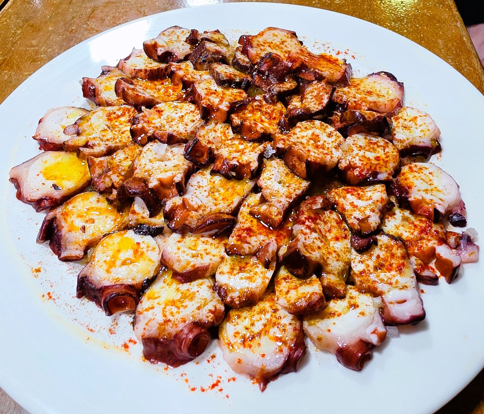 ✨🍽️ Al Restaurant Racó d’en Josep cada àpat comença amb aquell toc especial que ens fa únics i exclusius amb una molt bona relació de qualitat i preu. Els nostres aperitius i tapes són l’entrada perfecta a una cuina que estima el producte i el tracta amb respecte: carpaccios generosos, salpicó de marisc, entrants clàssics i racions que sempre sorprenen per qualitat i sabor. 🦞🐟 El peix fresc i el marisc arriben directament de les millors llotges de proximitat, seleccionats peça a peça perquè només el millor arribi a la taula del Racó d’en Josep. Aquí trobaràs llobarro salvatge, pop a la gallega, gamba vermella de Palamós, escamarlans gegants i tot aquell producte que fa feliç als amants de la cuina del mar. I per als qui busquen cuina de veritat… els nostres guisats. Els peus de porc guisats amb múrgules, les múrgules a la crema i tota aquella cuina de xup‑xup que ens identifica i que fa que molts clients tornin setmana rere setmana. ✨ El Racó d’en Josep és això: producte, tradició i autenticitat. Un restaurant per gaudir, compartir i sentir-se com a casa. #RacóDenJosep #CuinaTradicional #MariscFresc #ProducteDeQualitat #GastronomiaAndorrana