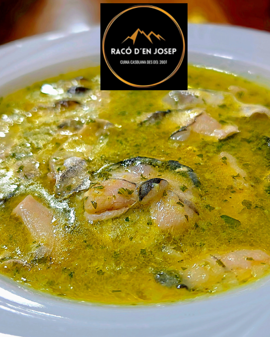 ✨ Al Racó d’en Josep, la tradició continua viva… i avui us parlem d’un dels nostres plats més estimats: les cocotxes. ✨ Les cocotxes són un d’aquells plats que formen part de la memòria gastronòmica de moltes llars, una recepta tradicional que requereix paciència, producte de primera i aquell toc casolà que només s’aconsegueix amb anys d’ofici. A la nostra cuina les preparem amb respecte absolut per la tradició, perquè cada mossegada sigui tendre, melós i ple de sabor. Aquest plat és un exemple perfecte del que fem al Racó d’en Josep: cuina honesta, de tota la vida, elaborada amb producte fresc de màxima qualitat i amb la dedicació que ens caracteritza. I si veniu a visitar-nos, no deixeu de tastar altres especialitats que ens han convertit en un referent gastronòmic d’Andorra la Vella: 🍲 Guisats casolans fets a foc lent 🦐 Marisc fresc que arriba diverses vegades per setmana 🍚 Arrossos tradicionals plens de sabor 🥩 Carns de qualitat i plats de temporada 🍮 Postres casolanes que tant agraden als nostres clients Al Racó d’en Josep, cada plat té una història… i ens encanta compartir-la amb vosaltres. Us hi esperem amb la taula parada i el bon tracte de sempre. #RacóDenJosep #CuinaTradicional #Cocotxes #GastronomiaAndorrana #ProducteFresc