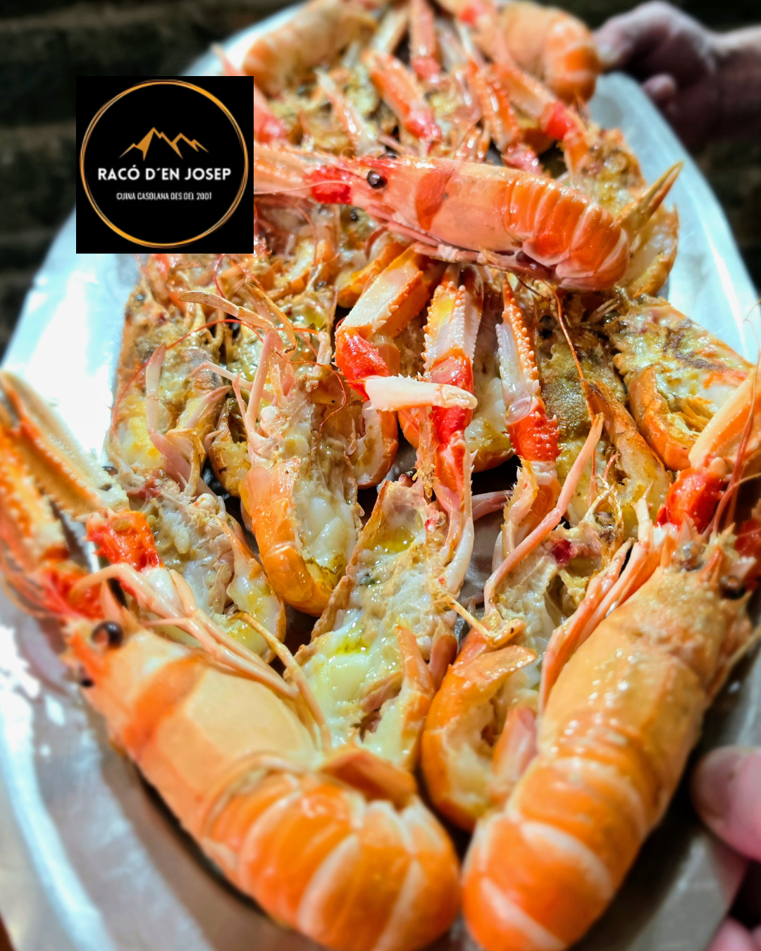 ✨🦐 Al Restaurant Racó d’en Josep avui lluïm un producte que parla per si sol: uns escamarlans espectaculars, d’aquells que costa trobar fins i tot a les millors llotges. L’escamarlà és un autèntic tresor del mar, i els que tenim avui són d’una mida i qualitat excepcionals. Perquè us en feu una idea: 📏 Com es mesuren? L’escamarlà es pot mesurar pel cefalotòrax (cap + tòrax) o per la longitud total del cos. 📌 Talla mínima legal: * 2 cm de cefalotòrax * o 7 cm de longitud total 📌 Els nostres exemplars? Són d’aquells que gairebé no es veuen: * Poden arribar fins als 20 cm en els exemplars més grans * Els de talla “molt gran” poden rondar els 300 grams per peça * Normalment, es comercialitzen en lots de 3 a 5 unitats… i sí, aquests són els que tenim avui a la cuina del Racó d’en Josep Al Racó d’en Josep els preparem al gust del client: a la planxa, saltats, amb un toc d’all i julivert o com més us agradi. Producte fresc, seleccionat peça a peça, i cuinat amb respecte per al millor de la mar Mediterrània. ✨ Si t’agrada el marisc de veritat, avui és un gran dia per venir. #RacóDenJosep #MariscFresc #Escamarlans #ProducteDeQualitat #GastronomiaAndorrana