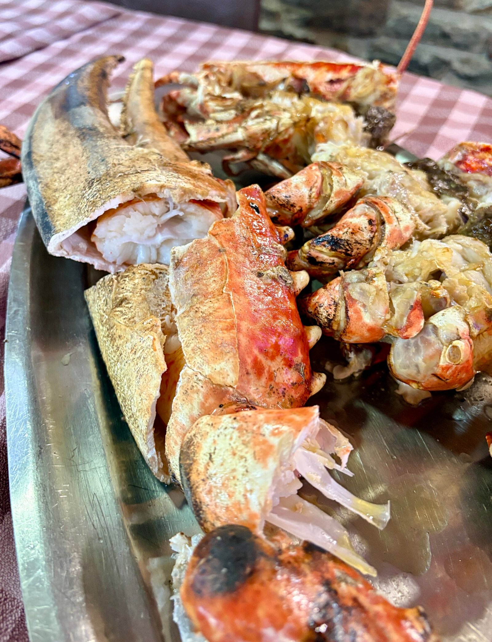 Al restaurant El Racó d'en Josep, la frescor ens arriba directament del mar: rebem marisc i peix fresc dues o tres vegades per setmana, segons la mar. I aquestes setmanes hem rebut llamàntols de 4, 5 i fins a 6 quilos, perfectes per preparar calderetes o plats al gust dels nostres clients. Som un restaurant de cuina de proximitat, amb xefs que gaudeixen del xup-xup i de portar-te plats autèntics i deliciosos. #CuinaDeProximitat #MariscFresc #XupXup #RestaurantElRacó #GastronomiaAmbCaràcter Moltes gràcies i et convidem a visitar-nos aviat!