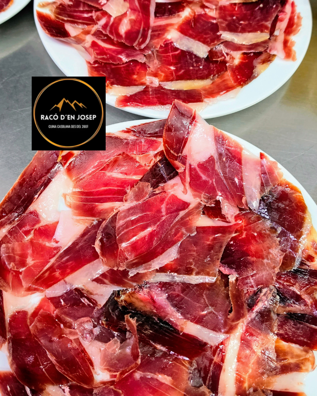 ✨🍖 Al Racó d’en Josep tenim una cosa molt clara: els ibèrics són sagrats. I per això els cuidem com pocs ho fan: seleccionem només producte d’alta qualitat, amb aquell sabor profund i elegant que només ofereixen els millors ibèrics de gla. Però si hi ha un detall que ens fa diferents és el tall del pernil. Aquí el pernil ibèric de gla es talla a mà i al moment, tall a tall, peça a peça, làmina a làmina… perquè només així s’aconsegueix la textura perfecta, la temperatura ideal i el sabor que realment agrada als nostres amics i clients. Un gest artesanal que cada dia menys restaurants mantenen, però que per nosaltres és imprescindible i prioritari. ✨ Qualitat, sabor i tradició. Així entenem els ibèrics al Racó d’en Josep a Andorra la Vella. #RacóDenJosep #PernilIbèricDeGla #TallATempsReal #ProducteDeQualitat #GastronomiaAndorrana