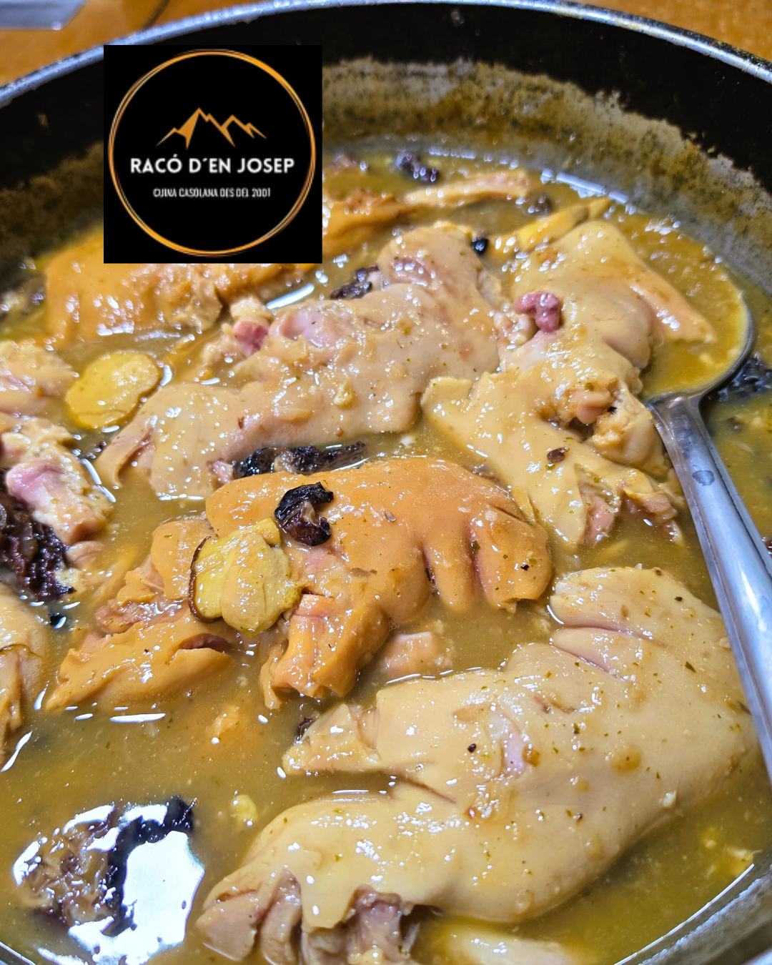 🍲 Xup-xup del bo al Racó d’en Josep — Peus de porc amb Murgues. Plats que demanen temps, paciència i aquell xup-xup que només s’aconsegueix quan la cuina es fa amb estima i foc lent. Al Racó d’en Josep, aquesta és la nostra manera d’entendre la gastronomia: cuina de veritat, cuina de cocció llarga, cuina que agrada als nostres clients.. Avui et presentem un dels nostres clàssics més estimats: Els peus de porc amb murgues, un guisat que combina tradició, intensitat i un sabor profund que només s’aconsegueix després d’hores de dedicació. Per què aquest plat és tan especial? Els peus de porc es couen lentament fins que queden melosos, tendres i plens de gelatina natural. Les murgues, un dels bolets més preuats de la nostra cuina, aporten aroma, profunditat i un toc terrós inconfusible. El xup-xup fa la resta: paciència, foc baix i una salsa que es lliga sola, com s’ha fet tota la vida. Aquesta és la nostra essència: plats que expliquen una història, que respecten el producte i que recorden la cuina de sempre. Si t’agrada la cuina de veritat, la que es fa sense presses, aquest plat és per a tu. Descobreix més sobre: Els nostres guisats La cuina de xup-xup Els nostres plats amb bolets #RacoDenJosep #CuinaDeXupXup #Murgues #GastronomiaAndorrana #CuinaTradicional