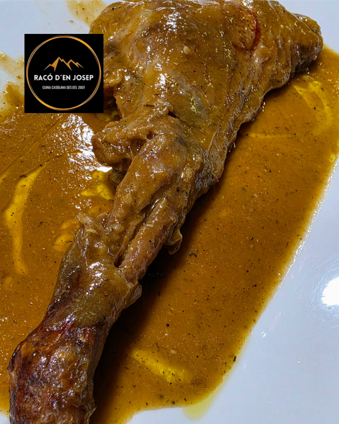 🍲 Al Racó d’en Josep, la tradició es cuina a foc lent Hi ha plats que expliquen una història. Plats que no es poden córrer, que demanen temps, paciència i respecte pel producte. A Racó d’en Josep, al cor d’Andorra la Vella, aquestes receptes formen part de la nostra identitat. Les nostres carns guisades a foc lent són un homenatge a la cuina de sempre: meloses, profundes, amb aquell sabor que només s’aconsegueix quan el temps fa la seva feina. Cada cassola és un record de diumenges en família, d’aromes que omplen la casa i d’aquella manera de cuinar que ja gairebé no es troba. I si parlem de tradició, no podem oblidar el nostre xai al forn i el cabrit al forn, dos plats únics que preparem amb dedicació absoluta. Fornejats amb calma, amb herbes aromàtiques i amb el punt just de rostit, són una experiència que enamora a qui els prova. Si vols saber més sobre la nostra cuina, pots explorar o demanar al Joan que t’aconsella. Carns a foc lent Xai al forn tradicional Cabrit rostit A Racó d’en Josep, la tradició no es perd: es cuina, es viu i es comparteix. #RacoDenJosep #CuinaTradicional #XaiAlForn #CarnsAFocLent #AndorraGastronomia