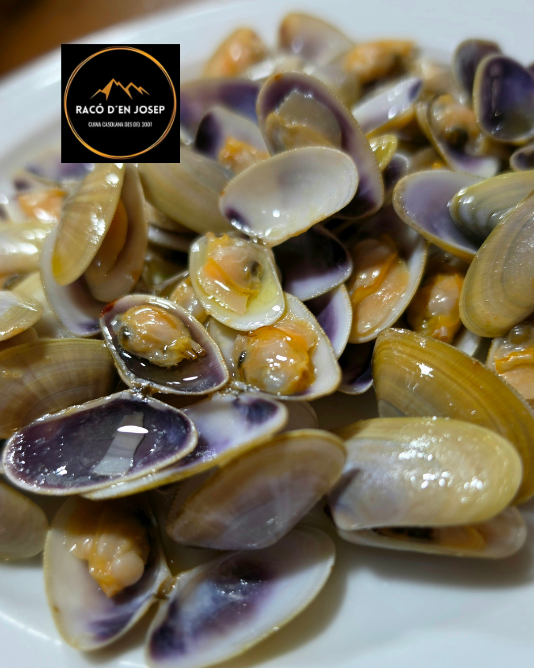 Hi ha plats que tenen el gust del Mediterrani més pur, aquell sabor que et transporta directament a la costa, al mar i a la cuina tradicional feta amb respecte. Al Racó d’en Josep, avui volem donar protagonisme a un d’aquests petits tresors: les tellerines, també conegudes com a tallarines. Aquest mol·lusc bivalve, petit, fi i ple de personalitat, és un clàssic de la nostra gastronomia. Les preparem a la planxa, amb un toc d’all i julivert, deixant que s’obrin lentament i alliberin tot el seu sabor natural, salí i delicat. No cal disfressar-les: quan el producte és bo, la senzillesa és la millor recepta. Les tellerines són d’aquells plats que evoquen estiu, terrassa i mar. Un mos que parla de tradició, de cuina honesta i de producte fresc, tal com ens agrada treballar al Racó d’en Josep. Si t’agrada el marisc fi, saborós i amb essència mediterrània, aquest és un plat que no pots deixar escapar. Vine a gaudir-lo i deixa que el mar arribi a taula amb tota la seva autenticitat. #RacóDenJosep #Tellerines #MariscFresc #CuinaMediterrània #AndorraGastronomia