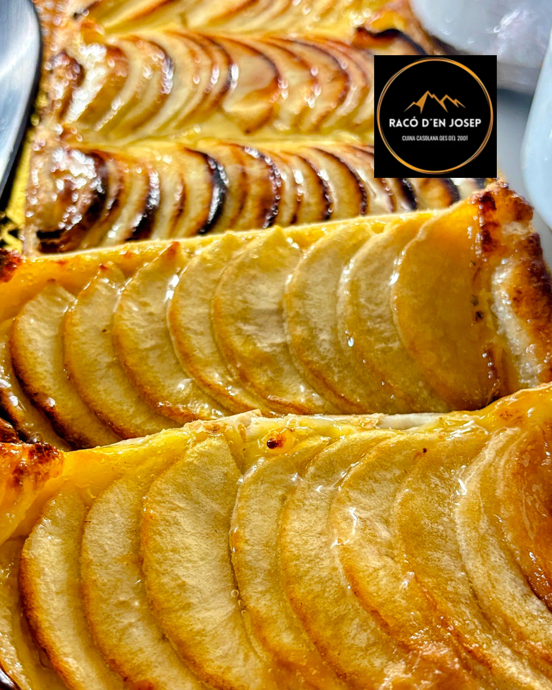 Al Restaurant  Racó d’en Josep a Andorra la Vella hi ha coses que no canviem perquè formen part de la nostra identitat: les postres fetes a casa, com s’han fet sempre, amb paciència, producte de qualitat i aquell punt saber fer que només dona anys d’experiència en la cuina i la pastisseria tradicional. I avui volem destacar una de les joies de la nostra pastisseria casolana: el pastís de poma. Un pastís que no busca modernitats innecessàries, perquè no li cal. És el de tota la vida, el que recorda a les millors pastisseries andorranes i catalanes, aquell sabor que molts tenim gravat a la memòria. De fet, molts clients ens diuen que els transporta directament a la Barcelona d’abans… i sí, és molt similar al que menjàvem a Mauri, al carrer Rosselló a Barcelona ciutat, en aquells temps de joventut on un bon pastís de poma era el petit luxe del dia. Al Racó d’en Josep continuem fent-lo a la manera tradicional, amb massa fina, poma tallada amb cura, cocció lenta i aquell acabat brillant que fa venir ganes de tastar-lo només de mirar-lo. Perquè aquí, les postres no són un detall: són una part essencial de la nostra cuina. Si vols acabar el teu àpat amb un record dolç, autèntic i fet a casa, aquest pastís de poma t’està esperant. #RacóDenJosep #PostresCasolanes #PastísDePoma #CuinaTradicional #AndorraGastronomia